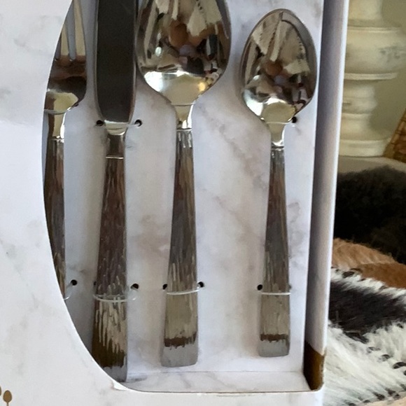 Hampton signature 20 piece silverware - Picture 2 of 3